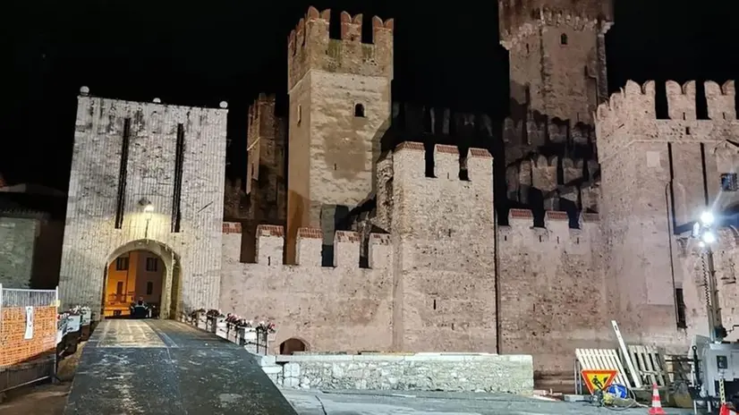 Il nuovo ponte che permetterà il ripristino della circolazione dei veicoli in centro a Sirmione - © www.giornaledibrescia.it