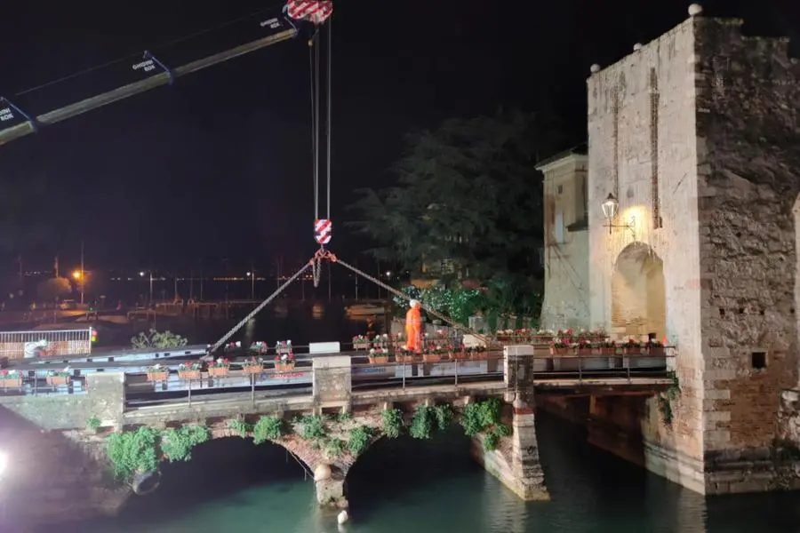 L'installazione del ponte provvisorio che permetterà agli autoveicoli di accedere al centro storico di Sirmione - © www.giornaledibrescia.it