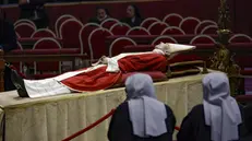 La salma di Benedetto XVI nella camera ardente - Foto Ansa/Fabio Frustaci © www.giornaledibrescia.it