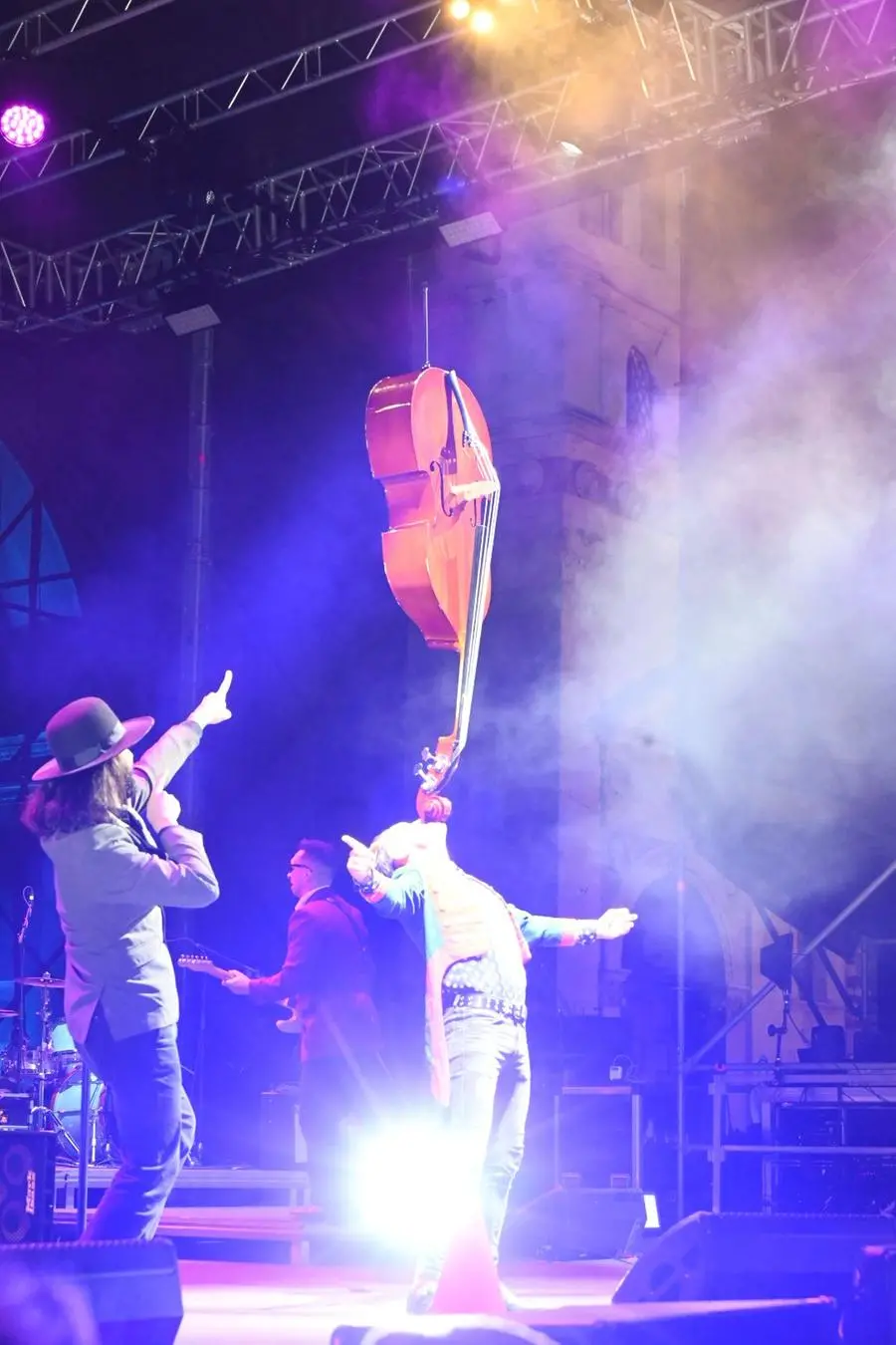 Diego Spagnoli e gli ospiti sul palco in piazza Loggia