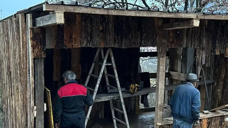 La ricostruzione della capanna degli arrotini dopo l'incendio - © www.giornaledibrescia.it