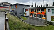 Il complesso scolastico si trova in località Pernighe
