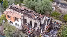 Nella foto aerea quel che resta della casa dopo il rogo - © www.giornaledibrescia.it
