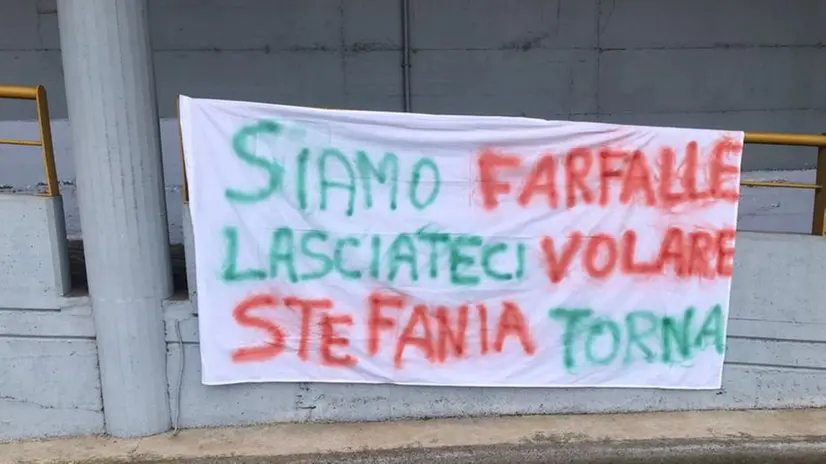 Gli striscioni alla palestra di Calcinato