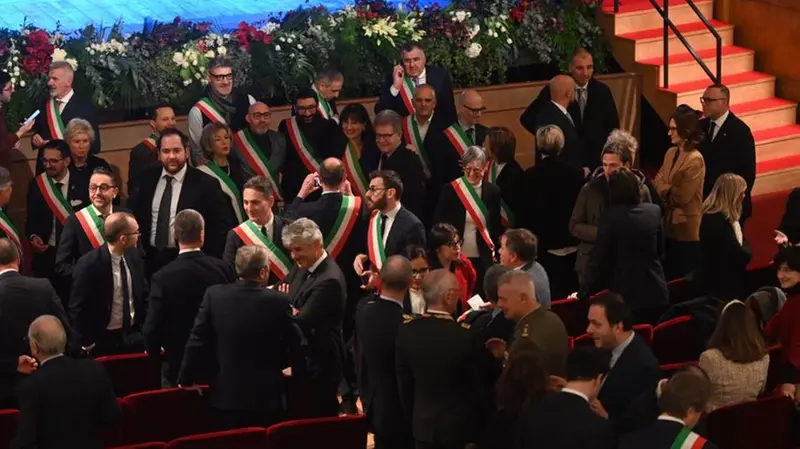 Cerimonia di apertura, i sindaci prendono posto in sala al Teatro Grande