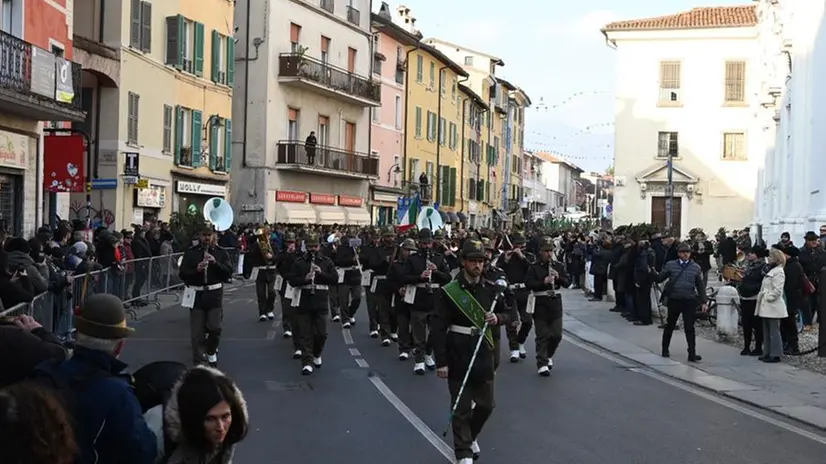 Il corteo degli alpini per il centro di Brescia