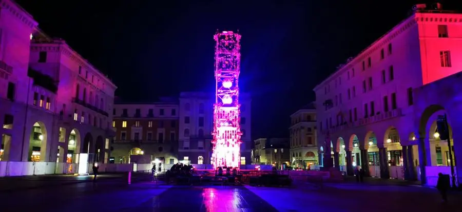 Piazza Vittoria illuminata a festa: le prove generali