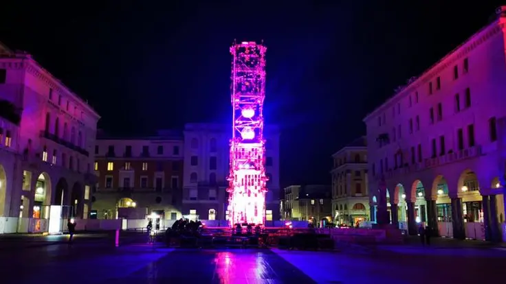 Piazza Vittoria illuminata a festa: le prove generali
