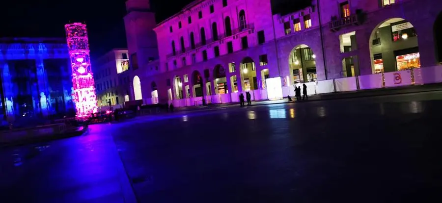 Piazza Vittoria illuminata a festa: le prove generali