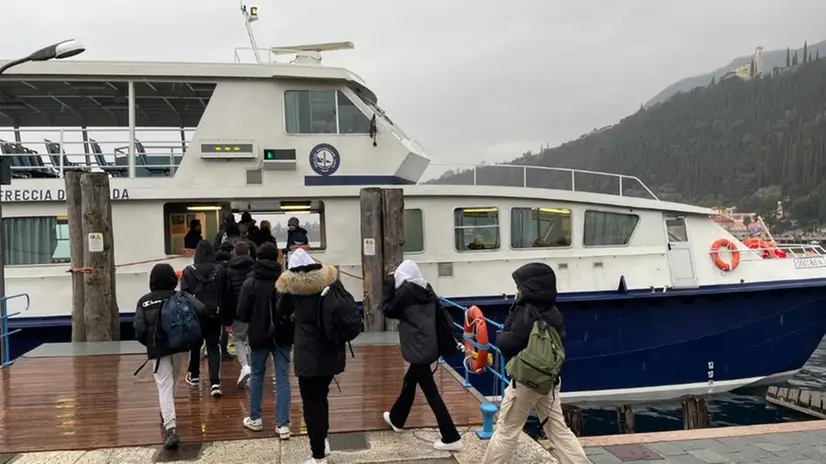 Gli studenti in battello sul Garda per andare a scuola