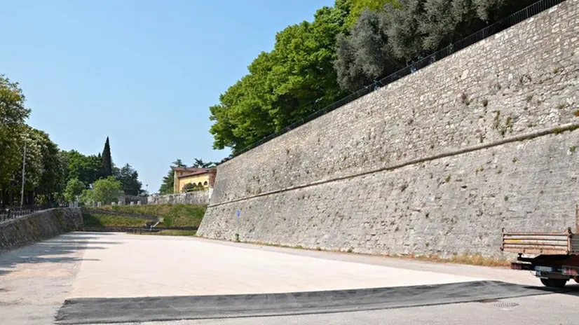 Il parcheggio nel piazzale Sferisterio in Castello