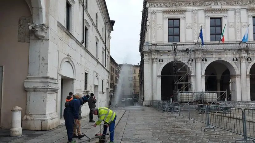 La "fontana" d'acqua in piazza Loggia