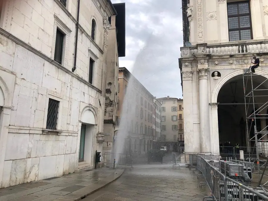 La "fontana" d'acqua in piazza Loggia