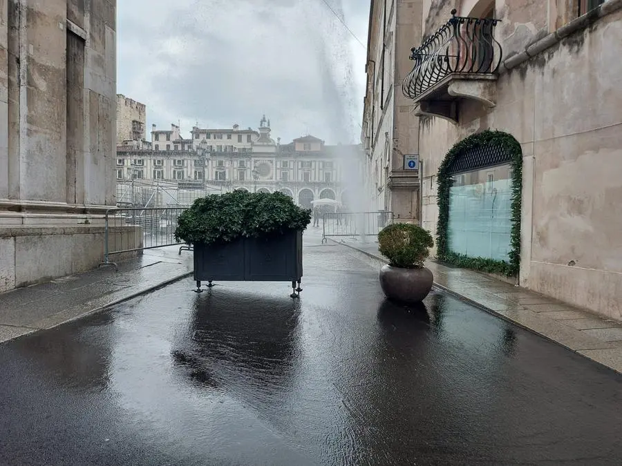 La "fontana" d'acqua in piazza Loggia