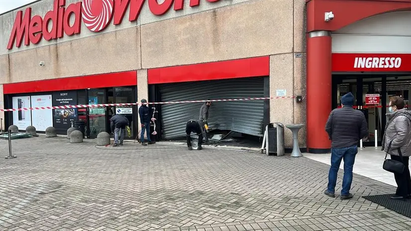 La serranda sfondata della Mediaworld