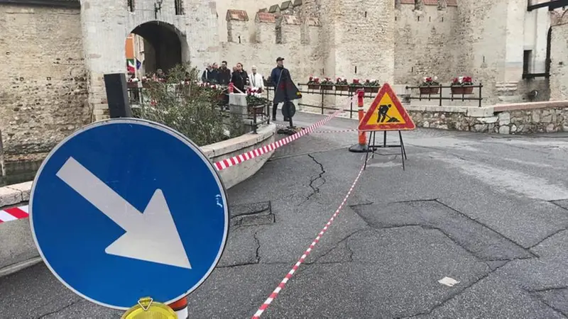 Il ponte di Sirmione verrà chiuso per una settimana ai veicoli - Foto © www.giornaledibrescia.it