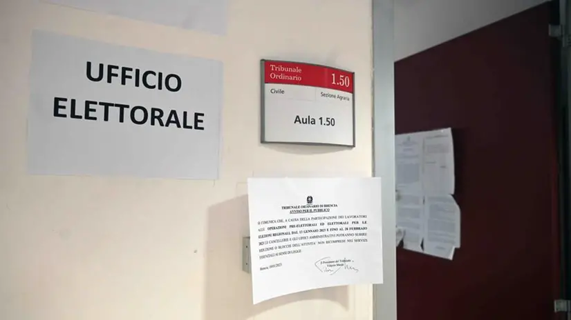 Continua fino alle 12 il deposito delle liste dei candidati per le elezioni regionali - Marco Ortogni/Neg © www.giornaledibrescia.it