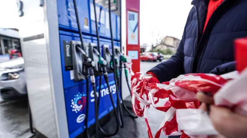 Un gestore chiude le pompe di benzina per lo sciopero - Foto Ansa © www.giornaledibrescia.it