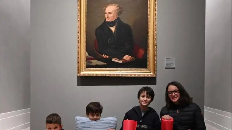 Bambini pronti a dormire in Pinacoteca con il sacco a pelo