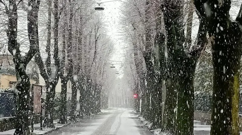 Una strada innevata a Palazzolo