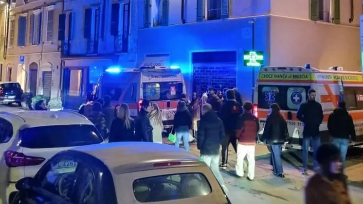 Piazza Tebaldo Brusato: si è reso necessario l’intervento di due ambulanze per medicare i ragazzi contusi - © www.giornaledibrescia.it