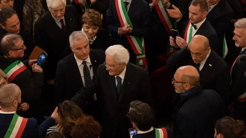 Il Presidente saluta il pubblico, mentre esce dal teatro - Foto New Reporter Favretto/Nicoli © www.giornaledibrescia.it