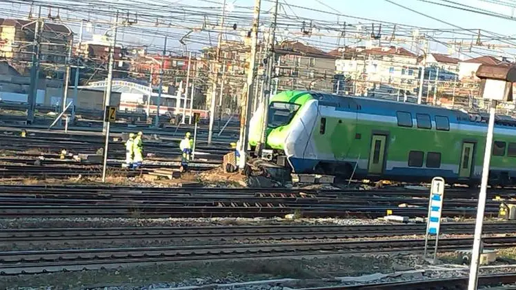 Il treno incidentato sui binari