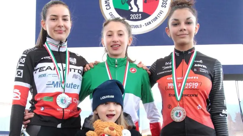 Elisa Bianchi (la prima a destra) - Foto Rodella