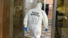La Polizia scientifica nel condominio dove Cristina Maioli viveva e dove il 3 ottobre del 2019 fu uccisa - Foto © www.giornaledibrescia.it