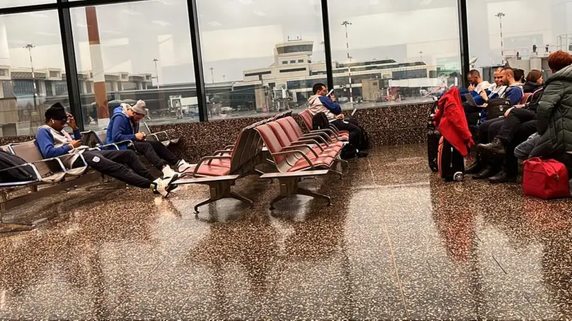 I giocatori della Germani in attesa del volo per Riga a Malpensa - Foto © www.giornaledibrescia.it