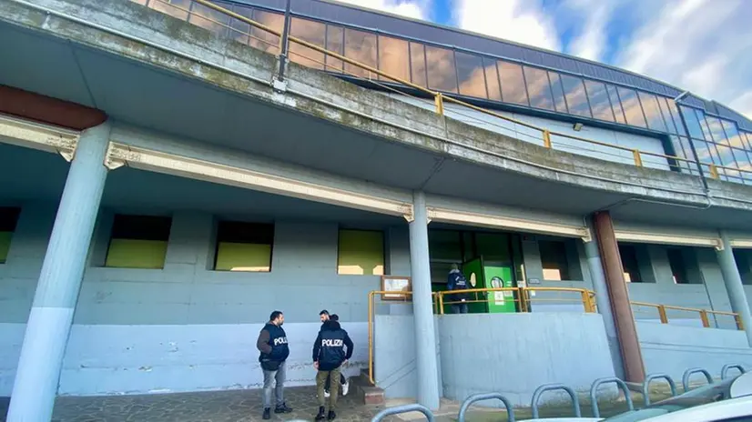 Il sopralluogo della polizia al palazzetto Nemesi di Calcinato - Foto © www.giornaledibrescia.it