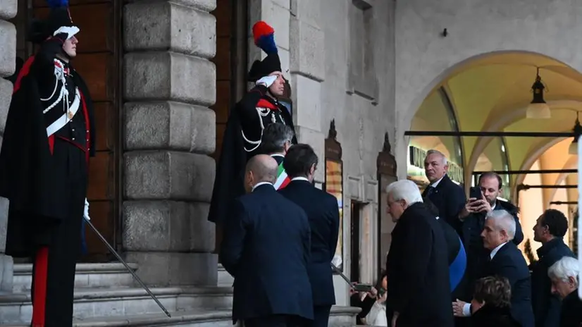 L'ingresso di Sergio Mattarella al Teatro Grande