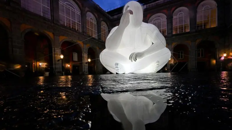 «Man» di Amanda Parer, che dava il benvenuto alla cerimonia di passaggio di consegna da Procida a Bergamo e Brescia - Foto Ansa/Ciro Fusco © www.giornaledibrescia.it