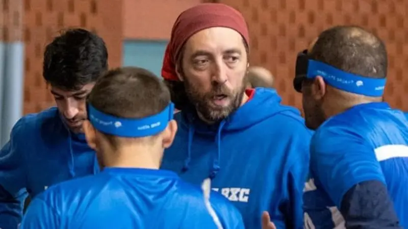 Gabriele Gervasoni (con la fascia rossa) durante un time out - Foto Germano Titoldini