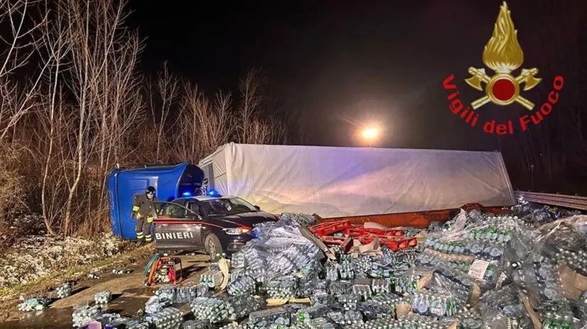 Il carico perso dal camion sulla strada