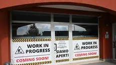 La riparazione provvisoria dei vetri del poliambulatori di Palazzolo dopo gli spari - Foto © www.giornaledibrescia.it