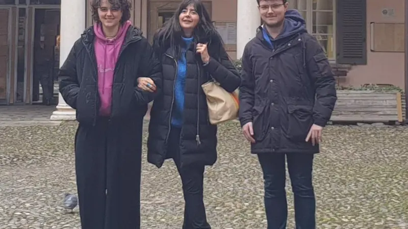 Da sinistra: Anita Berardi, la prof. Modenese e Mattia Ferrari