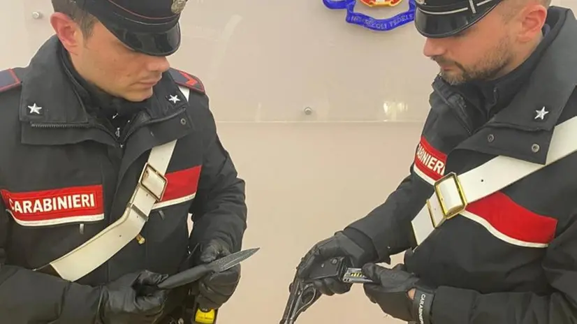 Il coltello e la pistola usati per il colpo alle poste di Urago