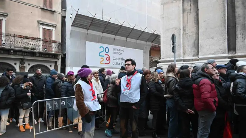 Fuori da piazza Loggia si sono fermate lunghe code di persone ferme ai varchi