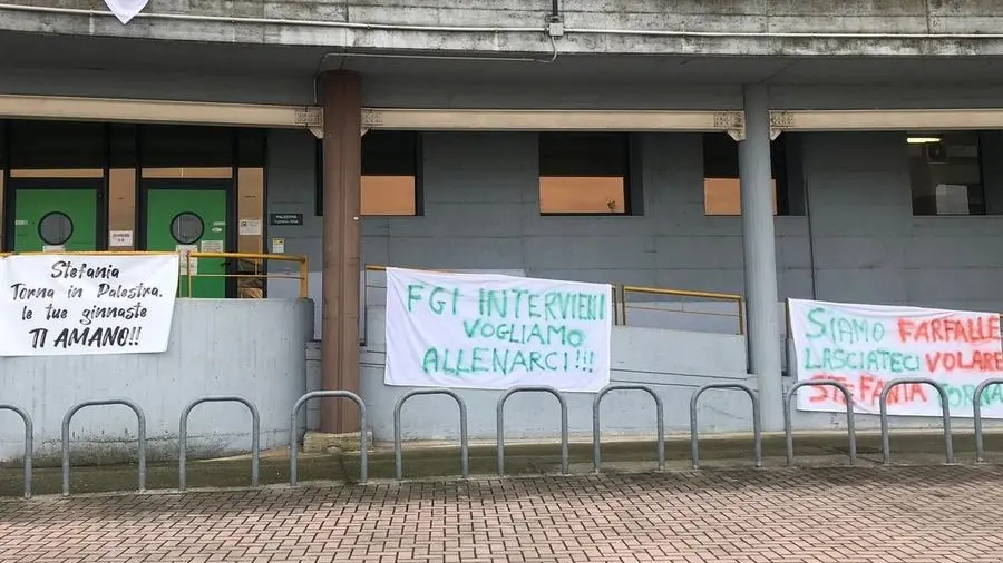 Gli striscioni esposti ieri a sostegno di Stefania Fogliata, che non potrà allenare per un anno - Foto © www.giornaledibrescia.it