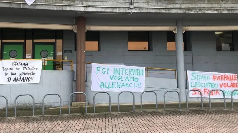 Gli striscioni esposti ieri a sostegno di Stefania Fogliata, che non potrà allenare per un anno - Foto © www.giornaledibrescia.it