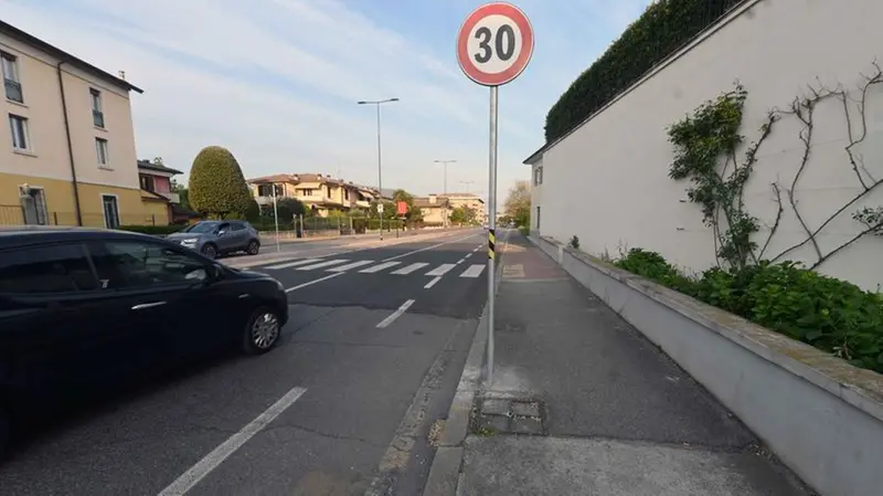 Il limite di velocità a 30 kn/h in via Divisione Acqui in città - © www.giornaledibrescia.it