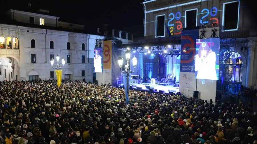 Piazza Loggia gremita per il concertone dell'inaugurazione di Capitale della Cultura