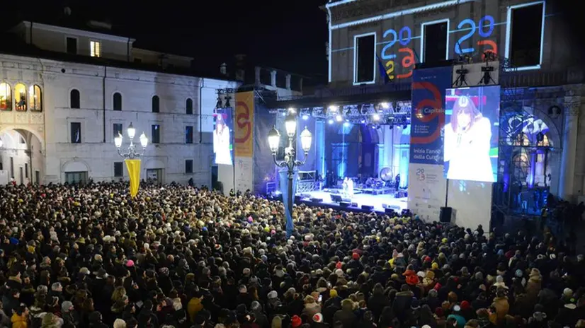 Piazza Loggia gremita per il concertone dell'inaugurazione di Capitale della Cultura