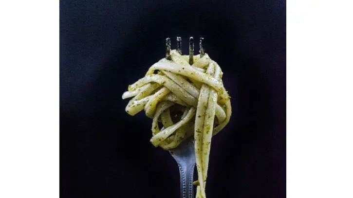 Linguine al pesto, un tipico piatto italiano - Foto unsplash.com