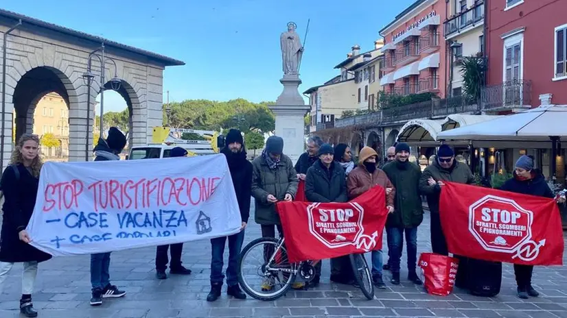 Un momento della protesta degli attivisti - © www.giornaledibrescia.it