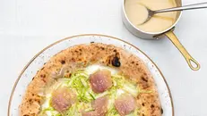 La pizza Vittoria Alata: tonda bianca con coregone del lago d'Iseo, puntarelle e burro alle sarde di Montisola