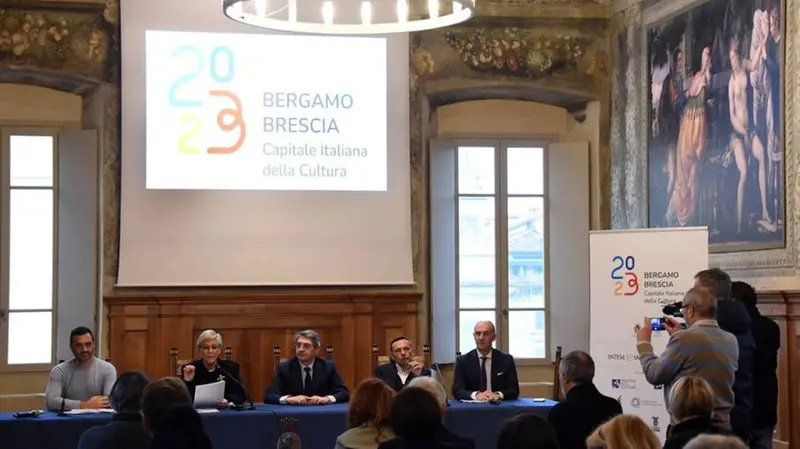 La presentazione dell'inaugurazione in Loggia