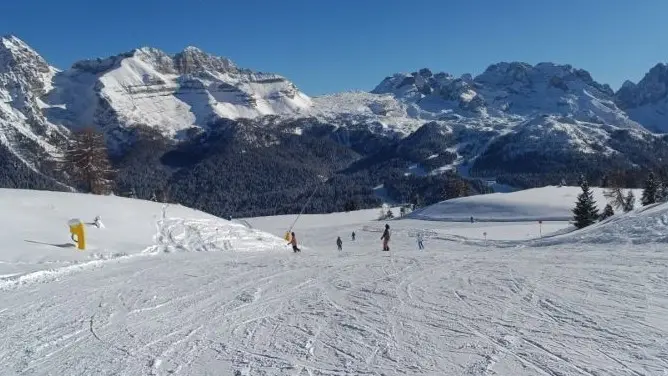 Sciatori che affrontano le prime discese sulle piste di Madonna di Campiglio