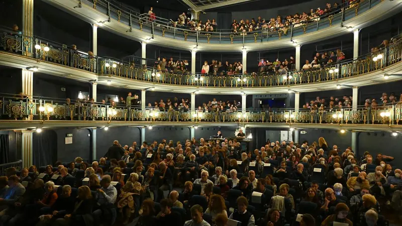 Il teatro Sociale gremito - Foto New Reporter Favretto © www.giornaledibrescia.it